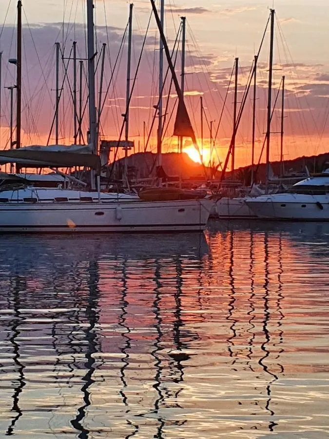Porquerolles - Nuit Insolite A Bord Du Defi Fou فرنسا